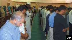 Muslim worshipers pray during midday prayer service at ADAMS center mosque, 13 Aug 2010