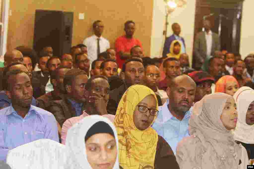 Mogadishu residents taking part in a town hall hosted by VOA&#39;s Somali service Saturday conversed with Somali President Hassan Sheikh Mohamoud in Somalia and residents in St. Paul, Minnesota, home to the largest Somali community in the U.S.