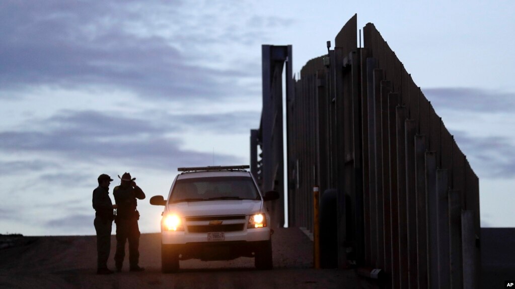 En esta fotografía de archivo del 21 de noviembre de 2018, agentes de la Patrulla Fronteriza de Estados Unidos junto a un vehículo cerca de uno de los muros fronterizos que separan Tijuana, México y San Diego, en San Diego.