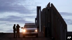 En esta fotografía de archivo del 21 de noviembre de 2018, agentes de la Patrulla Fronteriza de Estados Unidos junto a un vehículo cerca de uno de los muros fronterizos que separan Tijuana, México y San Diego, en San Diego.