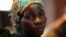 Wata mahafiyar daya daga cikin'yan mata fiye da 200 da aka sace a garin Chibok wadda kuma ba'a tantance ko wacece ba ta hasala yayin da ake taron manema labaran a Legas ranar 5 ga watan Yuni, 2014.
