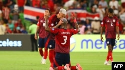 Los defensas de Costa Rica, Francisco Calvo y Jeyland Mitchell (#03), celebran después de derrotar a Paraguay 2-1 al final del partido de fútbol del grupo D del torneo Conmebol Copa América 2024 entre Costa Rica y Paraguay en el estadio Q2 en Austin, Texas.
