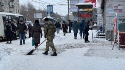 Rossiyaning qorli ko'chalarini kurayotgan migrantlar