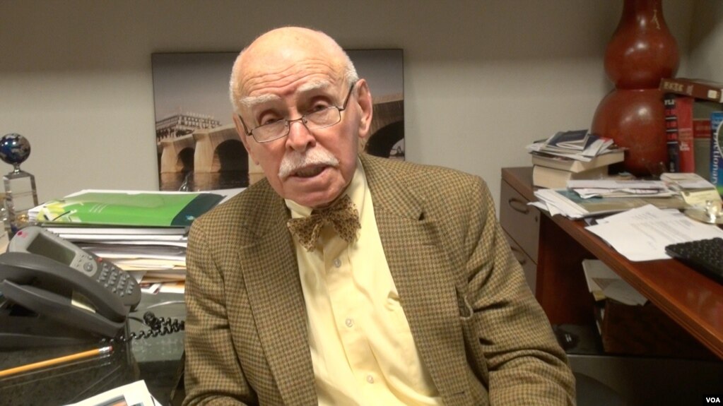 纽约大学亚美法学研究所的资深教授孔杰荣 (Jerome Cohen)接受美国之音采访（资料照片，2013年11月）​(photo:VOA)