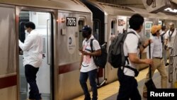 Para penumpang kereta bawah tanah pada hari pertama dimulainya fase pertama pembukaan kembali Kota New York, Senin, 8 Juni 2020. (Foto: Reuters)