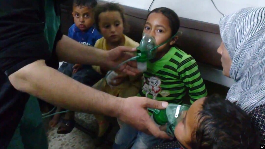 Anak-anak mendapat oksigen di Kfar Zeita, provinsi Hama di Suriah, setelah serangan yang menurut kelompok oposisi menggunakan gas beracun klorin. 