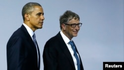 Tổng thống Mỹ Barack Obama và người đồng sáng lập công ty Microsoft Bill Gates tới cuộc họp tại Hội nghị biến đổi khí hậu Thế giới 2015 (COP21) tại Le Bourget, gần Paris, ngày 30/11/2015.