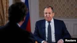 El ministro de Asuntos Exteriores ruso, Sergei Lavrov, concede una entrevista al periodista estadounidense Tucker Carlson en Moscú, Rusia, en esta imagen publicada por el Ministerio de Asuntos Exteriores de Rusia el 6 de diciembre de 2024. 