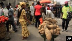 Un homme vend de l’igname au marché d’ Obalende à Lagos, Nigeria, 14 janvier 2012.