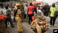 Un homme vend de l’igname au marché d’ Obalende à Lagos, Nigeria, 14 janvier 2012.