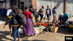 Zimbabwe vendors, pictured in Harare, June 26, 2021, will soon be asked to have COVID-19 vaccination certificates if they are to continue trading, Vice President Constantino Chiwenga says. (Columbus Mavhunga/VOA)