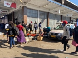 Zimbabwe vendors, pictured in Harare, June 26, 2021, will soon be asked to have COVID-19 vaccination certificates if they are to continue trading, Vice President Constantino Chiwenga says. (Columbus Mavhunga/VOA)