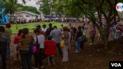 Nicaragüenses buscan desesperados la vacuna contra el COVID-19 en Managua, en medio de un rebrote reportado por autoridades sanitarias, el 3 de septiembre de 2021. [Foto: VOA/Houston Castillo]