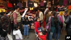 Indians shop in a crowded market in New Delhi, India, December 17, 2011.