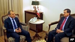 دیوید ساترفیلد از دیپلمات های ارشد آمریکا (راست) و جبران باسیل وزیر خارجه لبنان - بیروت ۷ فوریه ۲۰۱۸