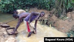 FILE: Artisanal miners at the diamond mining field of Lango Ousse in the area of Boda (South), Central African Republic. Taken Sept. 19, 2014.