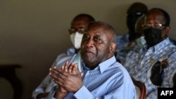 L'ancien président ivoirien Laurent Gbagbo assiste à une réunion avec des chefs traditionnels et des membres de son parti dans sa résidence de Mama le 28 juin 2021. (Photo par SIA KAMBOU / AFP)