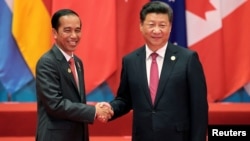 Chinese President Xi Jinping shakes hands with Indonesia's President Joko Widodo during the G20 Summit in Hangzhou, China, Sept. 4, 2016.