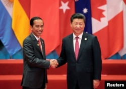 ប្រធានាធិបតី​ចិន Xi Jinping ចាប់​ដៃ​ជា​មួយ​ប្រធានាធិបតី​ឥណ្ឌូណស៊ី Joko Widodo កាល​ពី​ជំនួប​កំពូល G20 នៅ​ទីក្រុង Hangzhou ប្រទេស​ចិន​ កាល​ពី​ខែ​កញ្ញា ២០១៦។