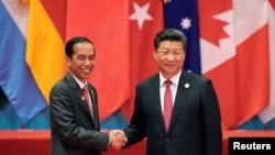 中国主席习近平和印尼总统佐科·维多多在G20杭州峰会上握手（2016年9月4日）