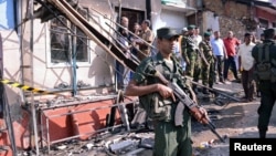 6일 불교도와 이슬람교도의 충돌이 발생한 스리랑카 캔디 외곽 디가나에서 무장경찰들이 경계를 서고 있다.
