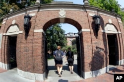 美国麻萨诸塞州剑桥的哈佛大学校园的一座门，有人走过。