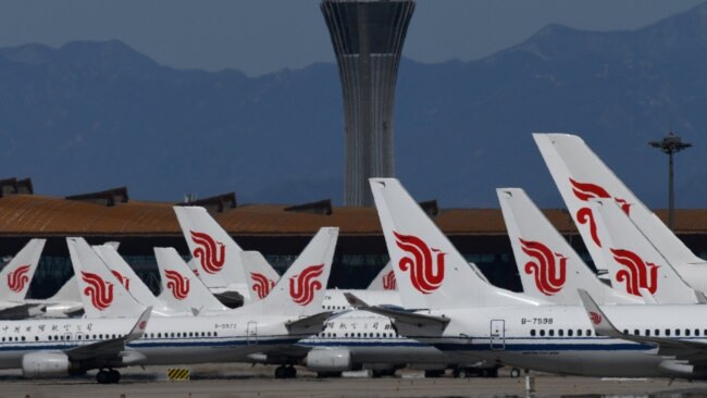 中国国际航空公司的飞机停在北京首都机场的停机坪上。（2020年3月27日）