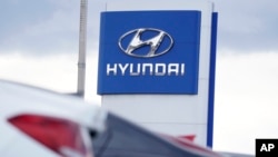 Logo perusahaan Hyundai terlihat di sebuah dealer mobil di Centennial, Colorado, Minggu, 20 Desember 2020. (Foto: AP)