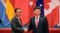 中国主席习近平和印尼总统佐科·维多多在G20杭州峰会上握手（2016年9月4日）