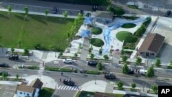 Policías se encuentran en el lugar donde se registró un tiroteo en el área recreativa acuática Plaza Brooklands, el sábado 15 de junio de 2024, en Rochester Hills, Michigan.