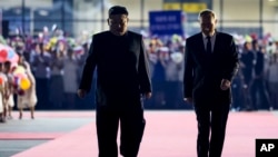 El líder de Corea del Norte, Kim Jong Un, izquierda, camina con el presidente ruso Vladímir Putin en la ceremonia de partida de Putin en un aeropuerto internacional en las afueras de Pyongyang, Corea del Norte, el 19 de junio de 2024. (ARCHIVO: AP)