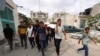 巴勒斯坦人在加沙拉法城的西北地区将一名在以军攻击中死亡的人下葬。(6月22日)