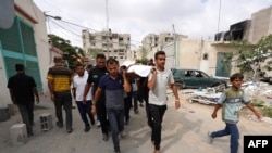 巴勒斯坦人在加沙拉法城的西北地區將一名在以軍攻擊中死亡的人下葬。(6月22日)