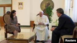 FILE - Vatican spokesman Greg Burke (R) and his deputy, Paloma Garcia Ovejero, talk with Pope Francis during a meeting at the Vatican July 11, 2016. (Osservatore Romano/Handout via Reuters)