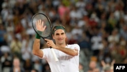 Roger Federer dari Swiss bereaksi setelah kemenangannya melawan petenis Spanyol Rafael Nadal selama pertandingan tenis mereka di The Match di Afrika di Stadion Cape Town, di Cape Town. (Foto: AFP)