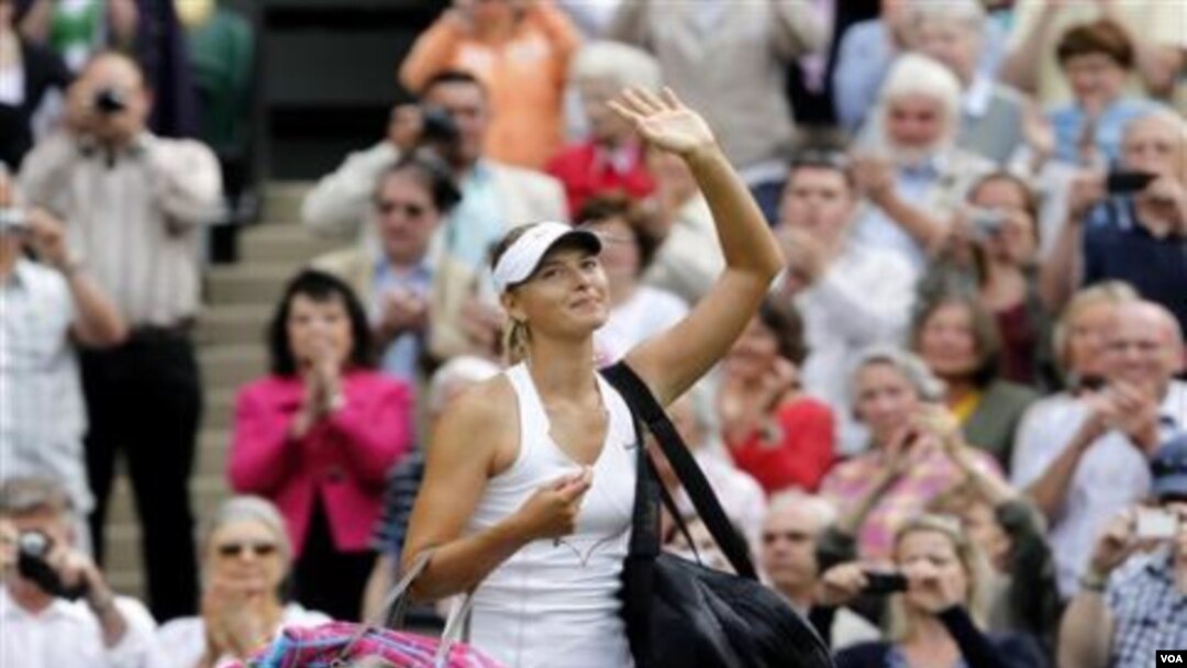 Petenis Rusia Maria Sharapova melambai kepada penonton setelah mengalahkan petenis Jerman Sabine Lisicki di semifinal hari Kamis (30/6).