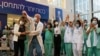 Equipos médicos celebran que recibirán sus vacunas contra el coronavirus, al iniciarse la campaña de vacunación en Israel, en el Centro Médico Souraski, en Tel Aviv el 20 de diciembre.