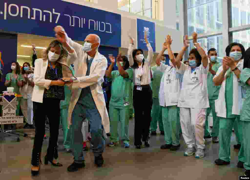 El 20 de diciembre de 2020 trabajadores de Salud en Tel Aviv celebran el inicio de la campa&#241;a de vacunaci&#243;n contra el COVID-19 en Israel. [Reuters]