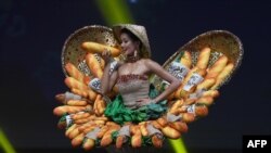 Hoa hậu Hoàn vũ Việt Nam H'Hen Nie trong bộ trang phục bánh mì độc đáo tại cuộc thi Hoa hậu Hoàn vũ 2018 ở tỉnh Chonburi, Thái Lan hôm 10/12/2018. (Photo by Lillian SUWANRUMPHA / AFP)