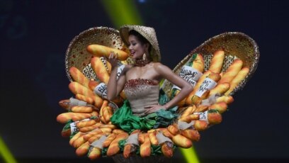 Hoa hậu Hoàn vũ Việt Nam H'Hen Nie trong bộ trang phục bánh mì độc đáo tại cuộc thi Hoa hậu Hoàn vũ 2018 ở tỉnh Chonburi, Thái Lan hôm 10/12/2018. (Photo by Lillian SUWANRUMPHA / AFP)