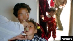 북한황해북도의 한 병원에서 북한 어린이가 유엔아동기금이 제공한 약을 복용하고 있다. 사진 제공 = 유엔아동기금. (자료사진)