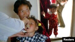 북한황해북도의 한 병원에서 북한 어린이가 국제아동기금이 제공한 약을 복용하고 있다. 국제아동기금 제공. (자료사진)