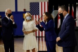 Dari kiri: Capres dari Demokrat, Joe Biden, dan istrinya, Jill Biden, dan cawapres Kamala Harris bersama suaminya, Douglas Emhoff, di Alexis Dupont High School, Wilmington, Delaware, 12 Agustus 2020.