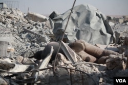 Bodies of IS fighters lie in the rubble of Old Mosul on nearly every block, while the bodies of families killed in airstrikes have to be dug out from under the demolished buildings in Mosul, Iraq, July 9, 2017. (H. Murdock/VOA)