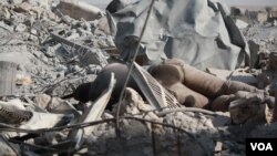 FILE - Bodies of IS fighters lie in the rubble of Old Mosul on nearly every block, while the bodies of families killed in airstrikes have to be dug out from under the demolished buildings in Mosul, Iraq, July 9, 2017. (H.Murdock/VOA)