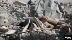 Bodies of IS fighters lie in the rubble of Old Mosul on nearly every block, while the bodies of families killed in airstrikes have to be dug out from under the demolished buildings in Mosul, Iraq, July 9, 2017. (H. Murdock/VOA)