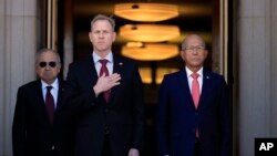 Plt. Menhan AS, Patrick Shanahan, menyambut Menhan Filipina, Delfin Lorenzana, dalam sebah upacara di Pentagon, Washington, D.C., 1 April 2019 (foto: AP Photo/Manuel Balce Caneta)