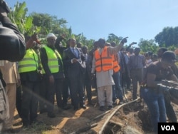 Emmanuel Nganou Djoumessi, le ministre des Travaux publics (en costume), sur les lieux du sinistre.