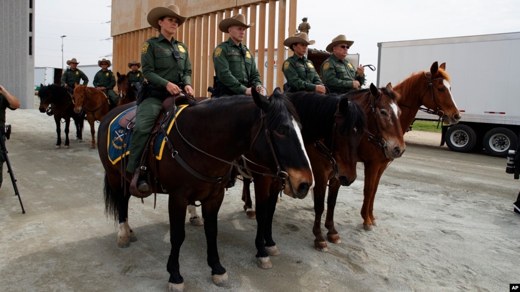 Agentes de la patrulla fronteriza en la frontera con MÃ©xico, en San Diego, California.