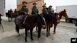 Agentes de la patrulla fronteriza en la frontera con México, en San Diego, California.